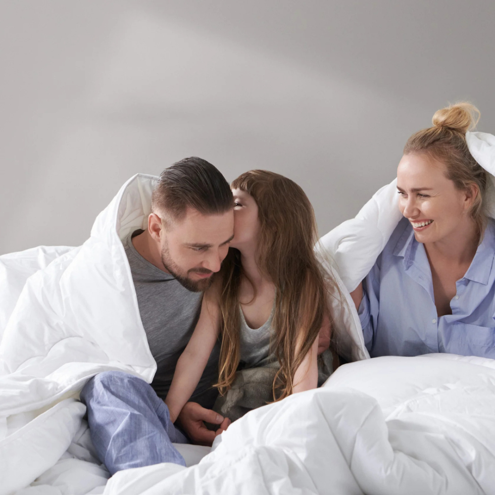 Peitto „Familon Original Double Duvet“. Talvipeitot, 230x210 cm. Valkoinen peitto sileästä kankaasta elegantilla designilla familon