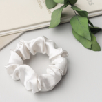 Silkki scrunchie „Snow“. Hiuslenkit