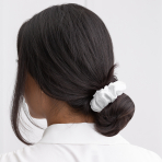 Silkki scrunchie „Snow“. Hiuslenkit