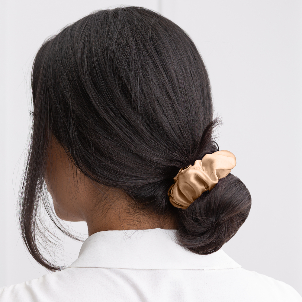 Silkki scrunchie „Sandstone“. Hiuslenkit