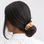 Silkki scrunchie „Sandstone“. Hiuslenkit