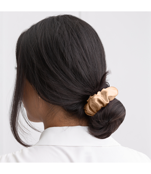 Silkki scrunchie „Sandstone“. Hiuslenkit