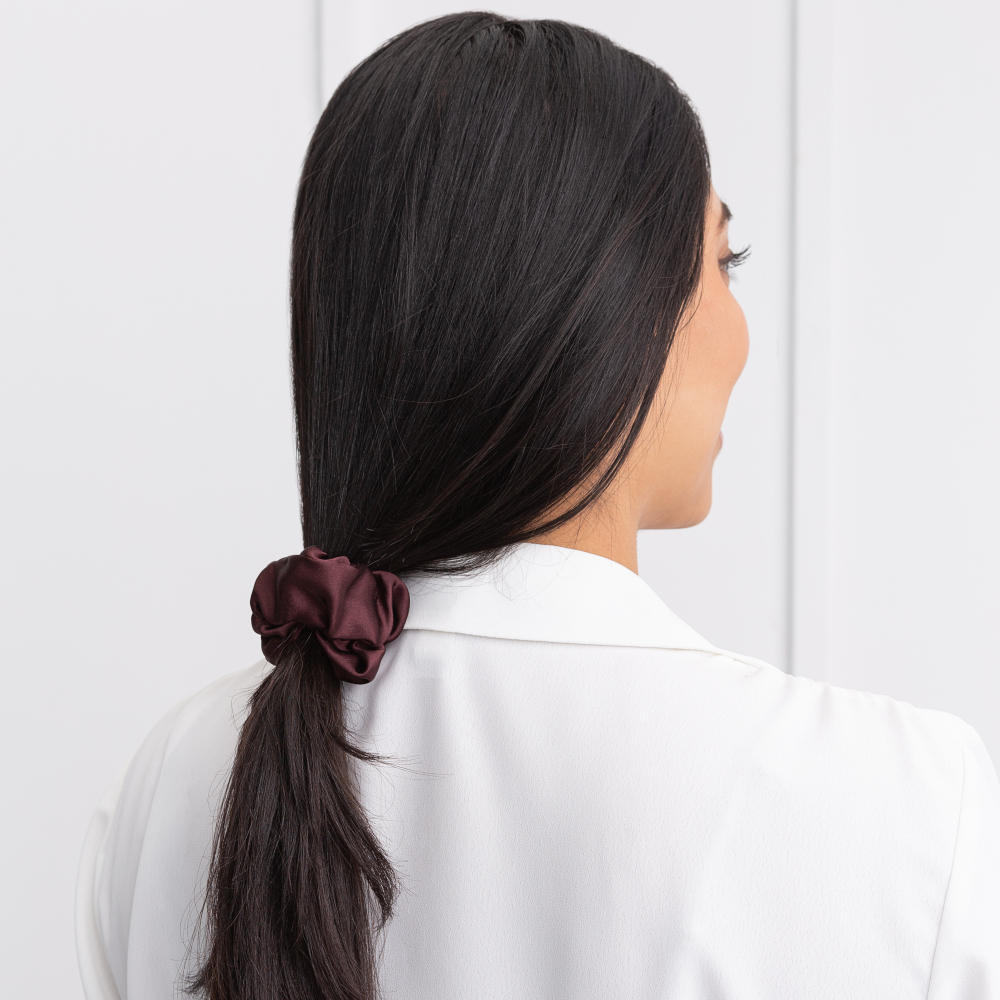 Silkki scrunchie „Hickory“. Hiuslenkit
