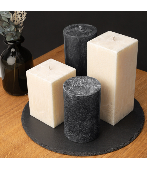 Rankų darbo apvali žvakė „Onyx“ 1 vnt.. Kynttilät