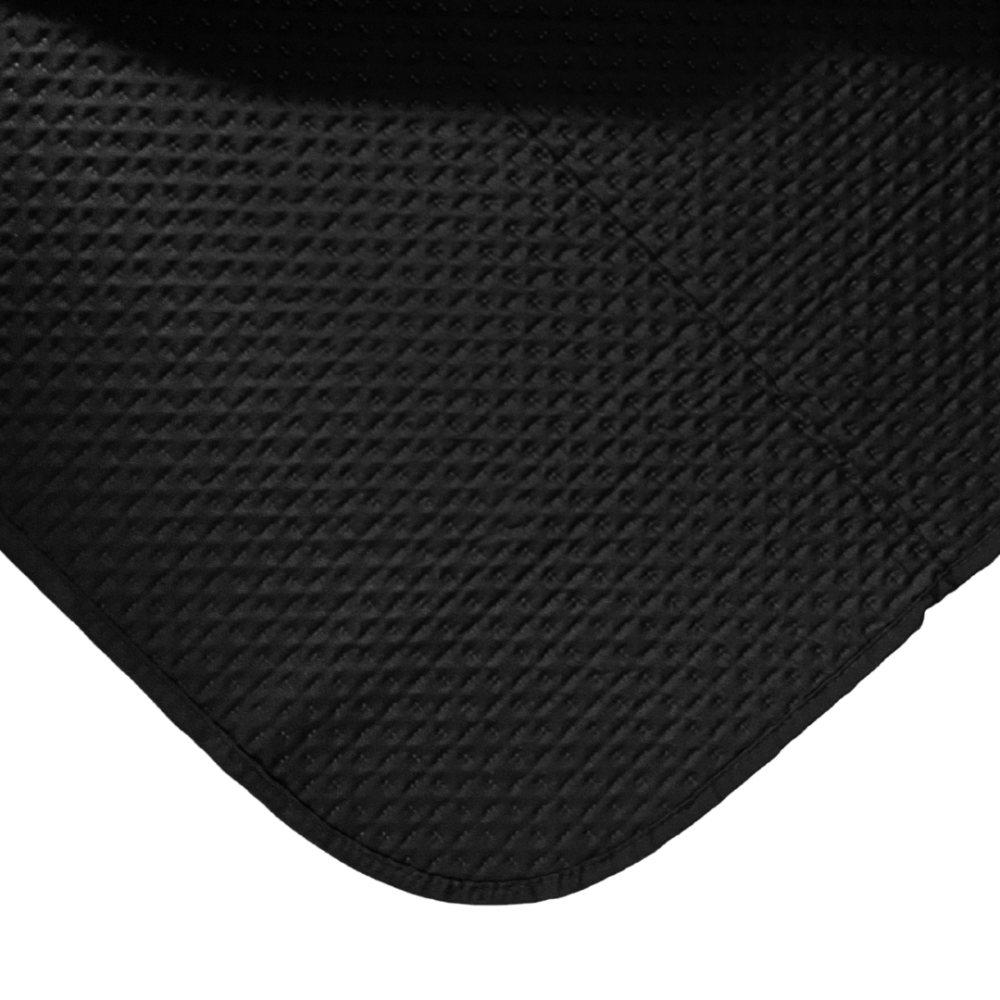 Päiväpeitto „Black trapuntino Bedspread“. Viltti, 170x250 cm, 200x250 cm. Päiväpeiton musta puoli korostaa minimalistista ylellisyyttä, harmaa kääntöpuoli tuo lämpöä ja valoa. Päiväpeitto „Black trapuntino Bedspread“. Viltti, 170x250 cm, 200x250 cm. Päiväpeiton musta puoli korostaa minimalistista ylellisyyttä, harmaa kääntöpuoli tuo lämpöä ja valoa.