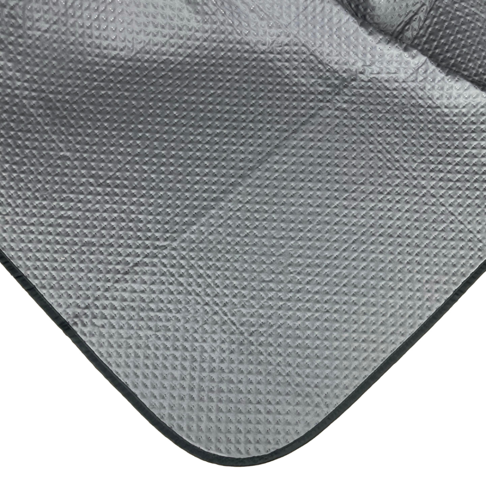 Päiväpeitto „Black trapuntino Bedspread“. Viltti, 170x250 cm, 200x250 cm. Levitettynä sängylle päiväpeitto luo modernin kontrastin ja yhtenäisen sisustusaksentin. Päiväpeitto „Black trapuntino Bedspread“. Viltti, 170x250 cm, 200x250 cm. Levitettynä sängylle päiväpeitto luo modernin kontrastin ja yhtenäisen sisustusaksentin.