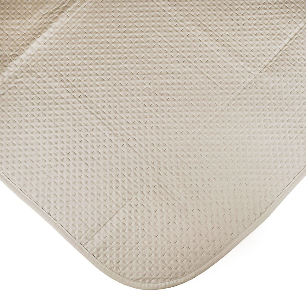 Päiväpeitto „Cream trapuntino Bedspread“. Viltti, 170x250 cm, 200x250 cm. Kaksipuolinen päiväpeite minimalistisella neliökoristeella Päiväpeitto „Cream trapuntino Bedspread“. Viltti, 170x250 cm, 200x250 cm. Kaksipuolinen päiväpeite minimalistisella neliökoristeella