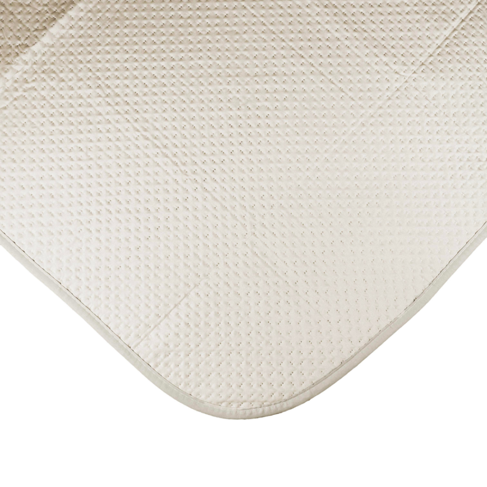 Päiväpeitto „Cream trapuntino Bedspread“. Viltti, 170x250 cm, 200x250 cm. Hiekanvärinen päiväpeite kevyellä, geometrisella kuviolla Päiväpeitto „Cream trapuntino Bedspread“. Viltti, 170x250 cm, 200x250 cm. Hiekanvärinen päiväpeite kevyellä, geometrisella kuviolla