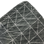 Dvipusė lovatiesė „Geometric Charm“. Viltti, 195x225 cm. Yksityiskohtainen kuva peiton kankaasta, jossa näkyy tummanharmaa väri ja valkoiset viivat, jotka muodostavat erottuvan geometrisen kuosin.