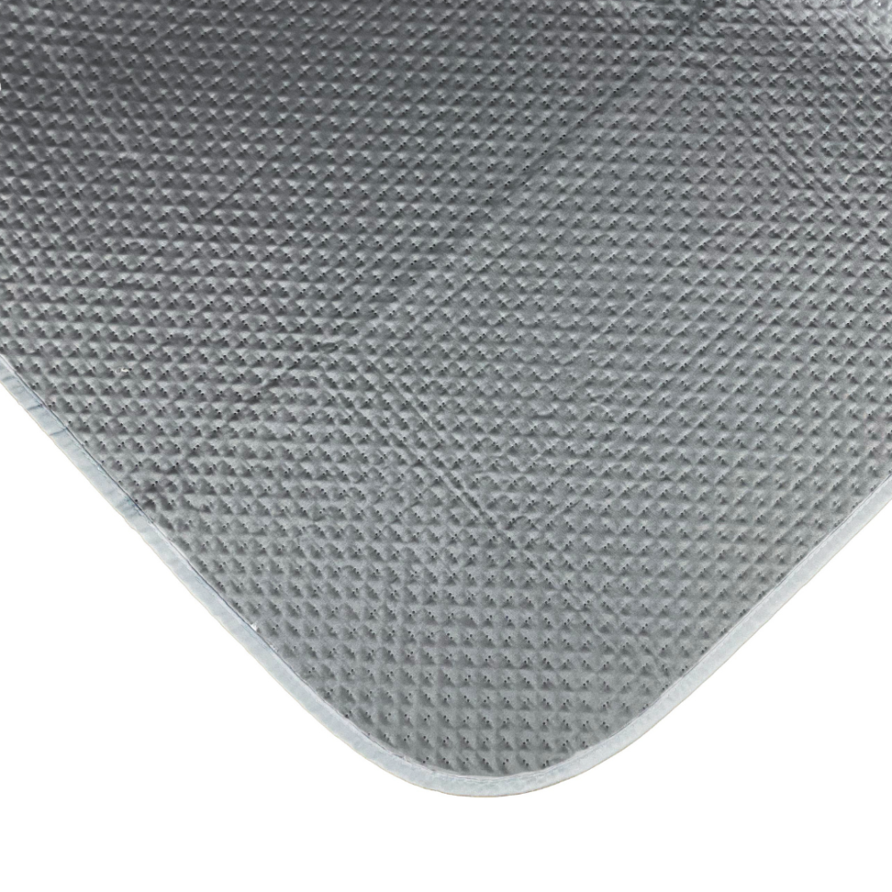 Päiväpeitto „Grey trapuntino Bedspread“. Viltti, 170x250 cm, 200x250 cm. Tummanharmaa päiväpeite voimakkaammalla kontrastipuolella, joka korostaa sängyn muotoja. Päiväpeitto „Grey trapuntino Bedspread“. Viltti, 170x250 cm, 200x250 cm. Tummanharmaa päiväpeite voimakkaammalla kontrastipuolella, joka korostaa sängyn muotoja.