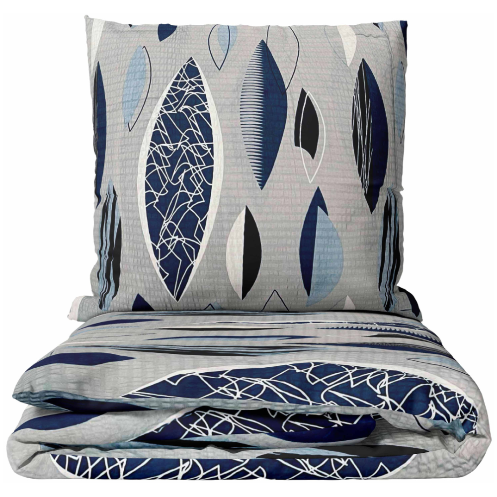 Pussilakanasetti „Kora Indigo Drift“. Puuvilla pussilakanasetti, 140x200 cm, 200x200 cm, 200x220 cm, 220x240 cm. Abstrakti vuodevaatesetti sinisillä ja tummansinisinä siluetoituilla lehdillä vaaleanharmaalla taustalla.
