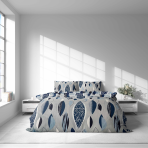 Pussilakanasetti „Kora Indigo Drift“. Puuvilla pussilakanasetti, 140x200 cm, 200x200 cm, 200x220 cm, 220x240 cm. Vaaleanharmaa vuodevaate modernilla lehtikuvioinnilla sinisen sävyissä.