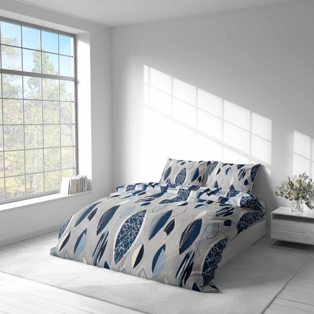 Pussilakanasetti „Kora Indigo Drift“. Puuvilla pussilakanasetti, 140x200 cm, 200x200 cm, 200x220 cm, 220x240 cm. Harmaa tausta koristeltu erilaisilla sinisen sävyisillä lehtikuoseilla ja hienoilla graafisilla viivoilla.