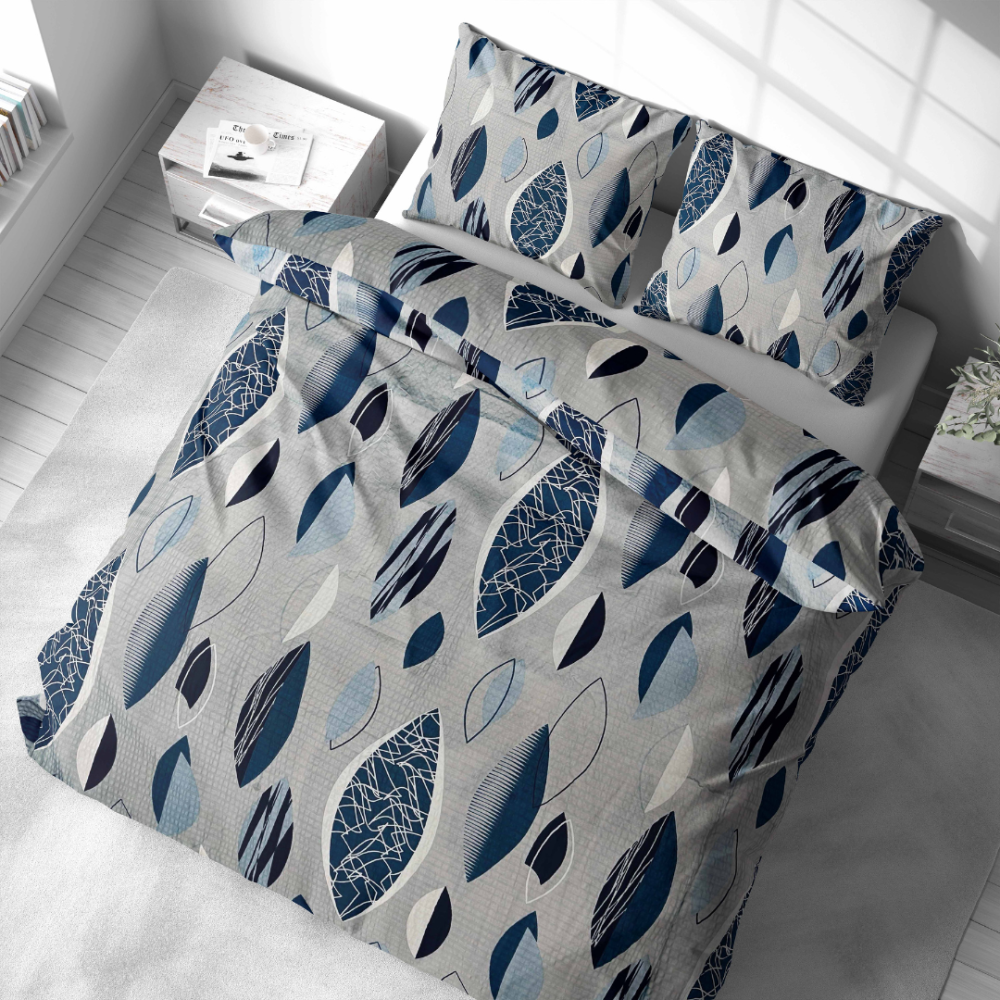 Pussilakanasetti „Kora Indigo Drift“. Puuvilla pussilakanasetti, 140x200 cm, 200x200 cm, 200x220 cm, 220x240 cm. Tyylitellyt siniset lehdet eri intensiteeteillä neutraalilla harmaalla taustalla vuodevaatesetissä.