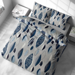 Pussilakanasetti „Kora Indigo Drift“. Puuvilla pussilakanasetti, 140x200 cm, 200x200 cm, 200x220 cm, 220x240 cm. Tyylitellyt siniset lehdet eri intensiteeteillä neutraalilla harmaalla taustalla vuodevaatesetissä.