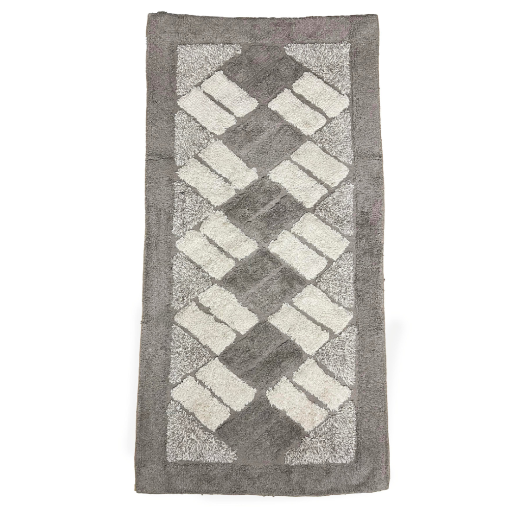Matto „Beige Diamond Mosaic Rug“, 70x140 cm. Suorakaiteen muotoinen matto hiekan värisellä pohjalla ja kermaisilla suorakaiteilla ruutukuosissa. Matto „Beige Diamond Mosaic Rug“, 70x140 cm. Suorakaiteen muotoinen matto hiekan värisellä pohjalla ja kermaisilla suorakaiteilla ruutukuosissa.