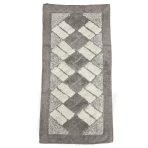 Matto „Beige Diamond Mosaic Rug“, 70x140 cm. Suorakaiteen muotoinen matto hiekan värisellä pohjalla ja kermaisilla suorakaiteilla ruutukuosissa. Matto „Beige Diamond Mosaic Rug“, 70x140 cm. Suorakaiteen muotoinen matto hiekan värisellä pohjalla ja kermaisilla suorakaiteilla ruutukuosissa.