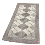 Matto „Beige Diamond Mosaic Rug“, 70x140 cm. Hiekan sävyinen matto kermaisilla suorakaiteilla ja kulmissa voimakkaammilla hiekan sävyisillä kolmioilla. Matto „Beige Diamond Mosaic Rug“, 70x140 cm. Hiekan sävyinen matto kermaisilla suorakaiteilla ja kulmissa voimakkaammilla hiekan sävyisillä kolmioilla.