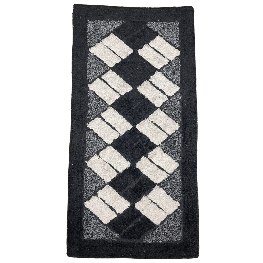 Matto „Black Diamond Mosaic Rug“, 70x140 cm. Suorakaiteen muotoinen musta matto kermaisilla suorakaiteilla vinottain rombikuosissa. Matto „Black Diamond Mosaic Rug“, 70x140 cm. Suorakaiteen muotoinen musta matto kermaisilla suorakaiteilla vinottain rombikuosissa.