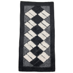 Matto „Black Diamond Mosaic Rug“, 70x140 cm. Suorakaiteen muotoinen musta matto kermaisilla suorakaiteilla vinottain rombikuosissa. Matto „Black Diamond Mosaic Rug“, 70x140 cm. Suorakaiteen muotoinen musta matto kermaisilla suorakaiteilla vinottain rombikuosissa.
