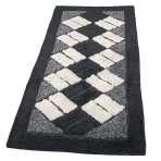 Matto „Black Diamond Mosaic Rug“, 70x140 cm. Musta matto, jossa on kermaisia suorakaiteita dynaamisissa vinoviivoissa. Matto „Black Diamond Mosaic Rug“, 70x140 cm. Musta matto, jossa on kermaisia suorakaiteita dynaamisissa vinoviivoissa.