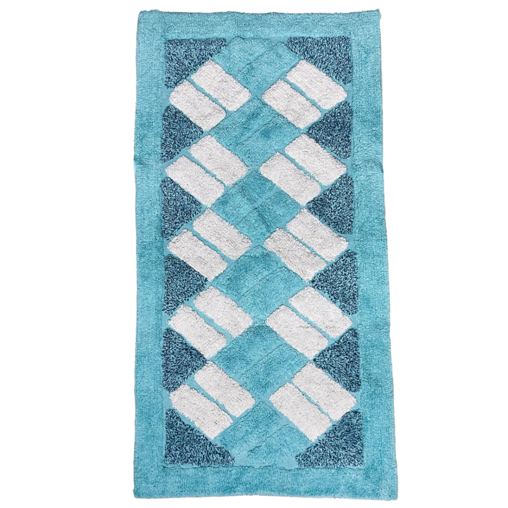Matto „Blue Diamond Mosaic Rug“, 70x140 cm. Suorakaiteen muotoinen sininen matto, jossa valkoiset suorakaiteet muodostavat vinon ruutukuosin. Matto „Blue Diamond Mosaic Rug“, 70x140 cm. Suorakaiteen muotoinen sininen matto, jossa valkoiset suorakaiteet muodostavat vinon ruutukuosin.