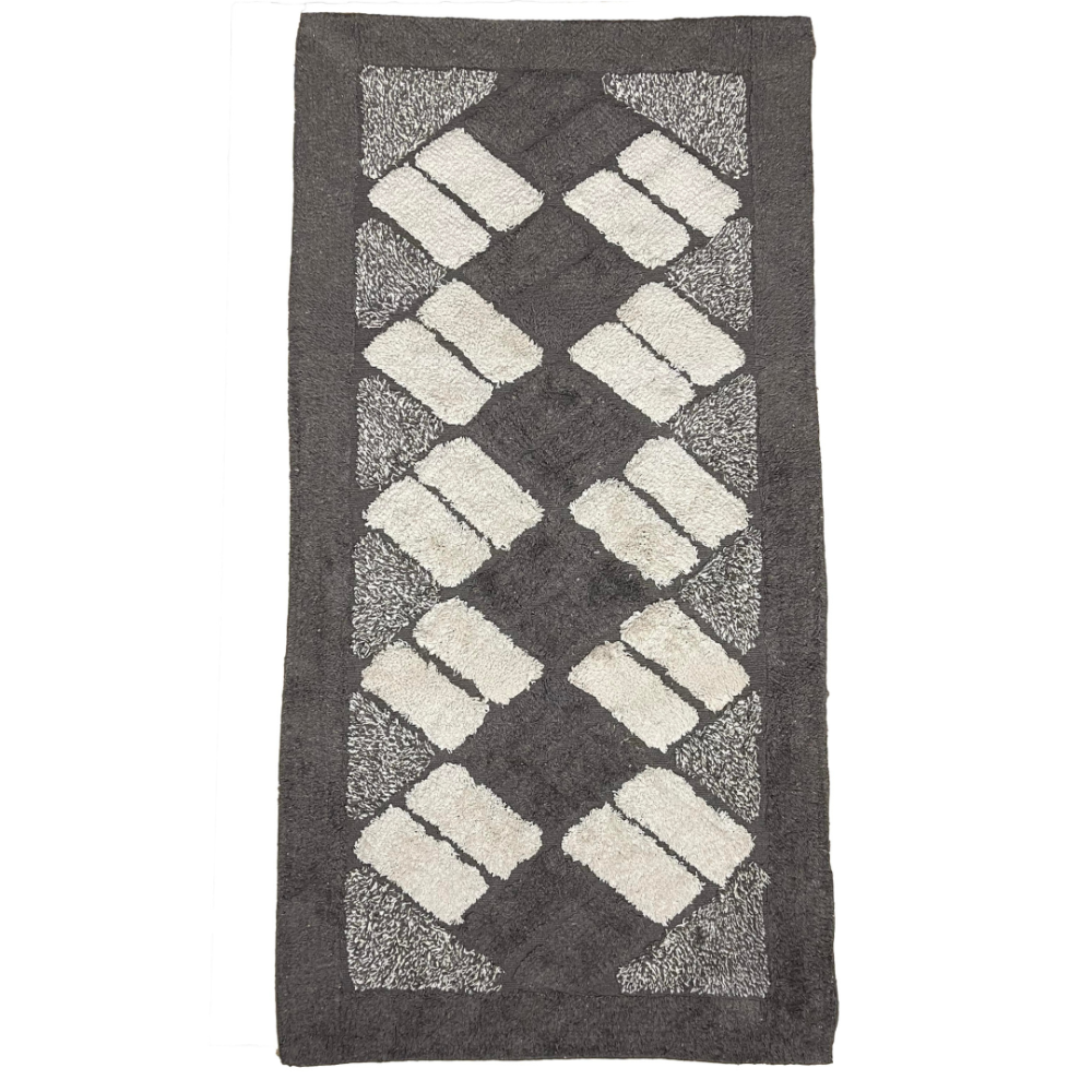 Matto „Brown Diamond Mosaic Rug“, 70x140 cm. Suorakaiteen muotoinen matto syvänruskealla pohjalla ja vaaleansoranssinsävyisillä suorakaiteilla, jotka muodostavat lomittuvan ruutukuvion. Matto „Brown Diamond Mosaic Rug“, 70x140 cm. Suorakaiteen muotoinen matto syvänruskealla pohjalla ja vaaleansoranssinsävyisillä suorakaiteilla, jotka muodostavat lomittuvan ruutukuvion.