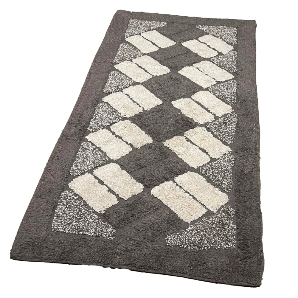 Matto „Brown Diamond Mosaic Rug“, 70x140 cm. Syvänruskea matto, jossa vaaleansoranssinsävyiset suorakaiteet on aseteltu vinottain muodostaen dynaamisen geometrisen kuosion. Matto „Brown Diamond Mosaic Rug“, 70x140 cm. Syvänruskea matto, jossa vaaleansoranssinsävyiset suorakaiteet on aseteltu vinottain muodostaen dynaamisen geometrisen kuosion.