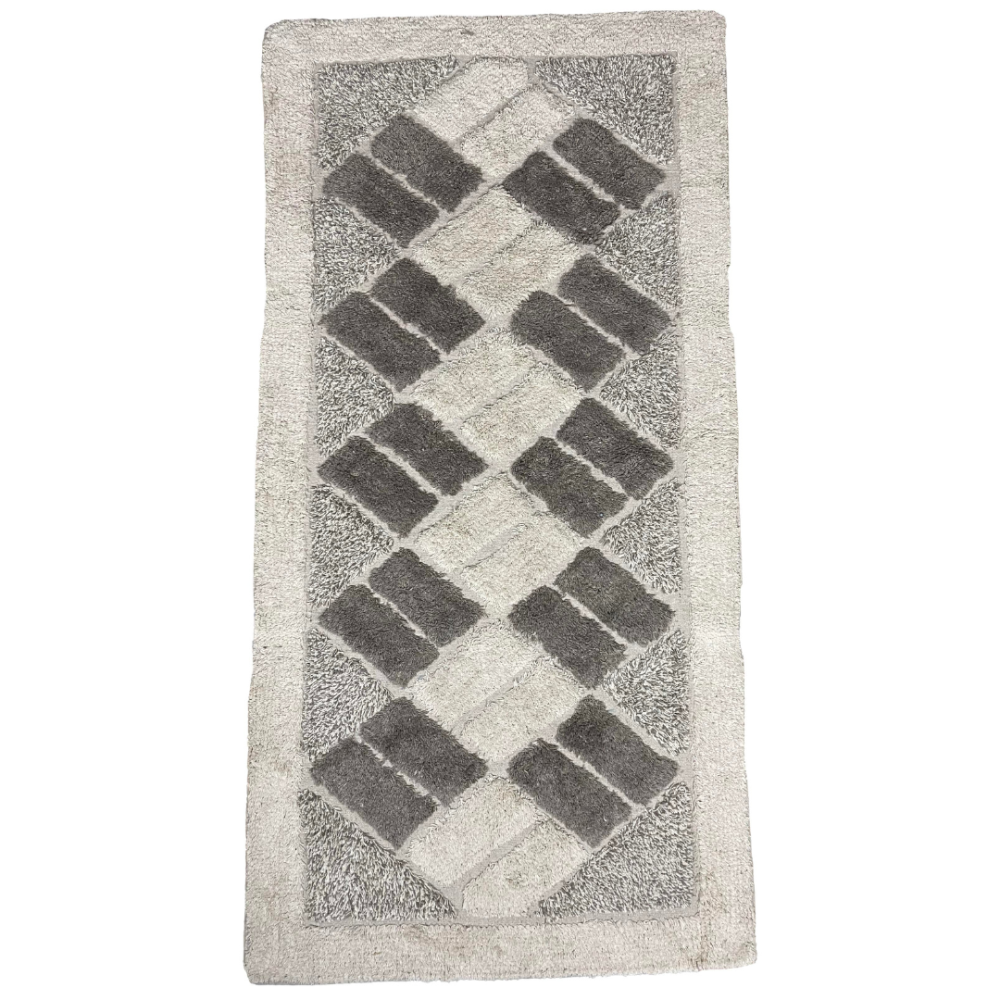 Matto „Cream Diamond Mosaic Rug“, 70x140 cm. Suorakaiteen muotoinen kerma matt oharmailla suorakaiteilla ruutukuosissa. Matto „Cream Diamond Mosaic Rug“, 70x140 cm. Suorakaiteen muotoinen kerma matt oharmailla suorakaiteilla ruutukuosissa.