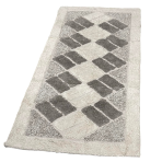 Matto „Cream Diamond Mosaic Rug“, 70x140 cm. Kerma matt oharmailla elementeillä ja ohuilla harmailla kolmioilla kulmissa. Matto „Cream Diamond Mosaic Rug“, 70x140 cm. Kerma matt oharmailla elementeillä ja ohuilla harmailla kolmioilla kulmissa.