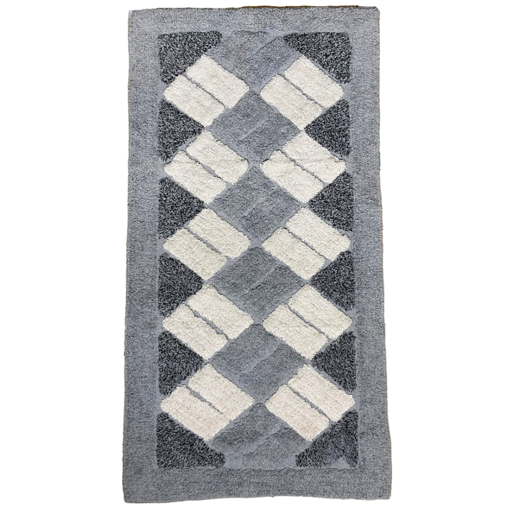 Matto „Grey Diamond Mosaic Rug“, 70x140 cm. Suorakaiteen muotoinen harmaa matto kermaisilla suorakaiteilla vinossa ruutukuosissa. Matto „Grey Diamond Mosaic Rug“, 70x140 cm. Suorakaiteen muotoinen harmaa matto kermaisilla suorakaiteilla vinossa ruutukuosissa.