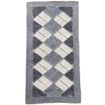 Matto „Grey Diamond Mosaic Rug“, 70x140 cm. Suorakaiteen muotoinen harmaa matto kermaisilla suorakaiteilla vinossa ruutukuosissa. Matto „Grey Diamond Mosaic Rug“, 70x140 cm. Suorakaiteen muotoinen harmaa matto kermaisilla suorakaiteilla vinossa ruutukuosissa.