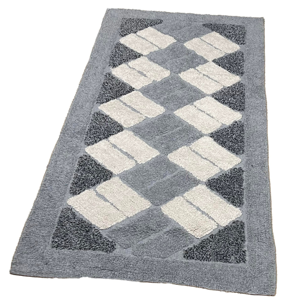 Matto „Grey Diamond Mosaic Rug“, 70x140 cm. Harmaa matto, jossa on kermaisia suorakaiteita ja tummempia harmaita kolmioita kulmissa. Matto „Grey Diamond Mosaic Rug“, 70x140 cm. Harmaa matto, jossa on kermaisia suorakaiteita ja tummempia harmaita kolmioita kulmissa.