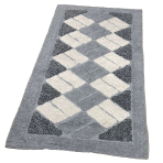 Matto „Grey Diamond Mosaic Rug“, 70x140 cm. Harmaa matto, jossa on kermaisia suorakaiteita ja tummempia harmaita kolmioita kulmissa. Matto „Grey Diamond Mosaic Rug“, 70x140 cm. Harmaa matto, jossa on kermaisia suorakaiteita ja tummempia harmaita kolmioita kulmissa.