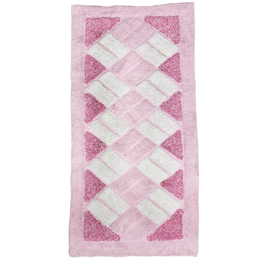 Matto „Rose Diamond Mosaic Rug“, 70x140 cm. Suorakaiteen muotoinen vaaleanpunainen matto, jonka keskellä punoutuvat vaaleanpunaiset ja valkoiset suorakulmiot, reunustettuna syvän vaaleanpunaisella reunuksella. Matto „Rose Diamond Mosaic Rug“, 70x140 cm. Suorakaiteen muotoinen vaaleanpunainen matto, jonka keskellä punoutuvat vaaleanpunaiset ja valkoiset suorakulmiot, reunustettuna syvän vaaleanpunaisella reunuksella.