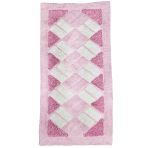 Matto „Rose Diamond Mosaic Rug“, 70x140 cm. Suorakaiteen muotoinen vaaleanpunainen matto, jonka keskellä punoutuvat vaaleanpunaiset ja valkoiset suorakulmiot, reunustettuna syvän vaaleanpunaisella reunuksella. Matto „Rose Diamond Mosaic Rug“, 70x140 cm. Suorakaiteen muotoinen vaaleanpunainen matto, jonka keskellä punoutuvat vaaleanpunaiset ja valkoiset suorakulmiot, reunustettuna syvän vaaleanpunaisella reunuksella.