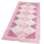 Matto „Rose Diamond Mosaic Rug“, 70x140 cm. Yhtenäinen vaaleanpunainen matto, koristeltu vinoon asetelluilla valkoisilla ja intensiivisen vaaleanpunaisilla suorakaiteilla, jotka muodostavat dynaamisen kuvion. Matto „Rose Diamond Mosaic Rug“, 70x140 cm. Yhtenäinen vaaleanpunainen matto, koristeltu vinoon asetelluilla valkoisilla ja intensiivisen vaaleanpunaisilla suorakaiteilla, jotka muodostavat dynaamisen kuvion.