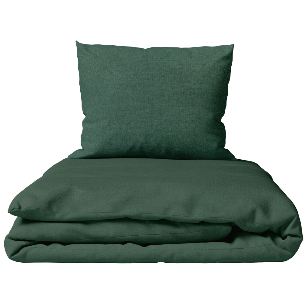 Pellava pussilakanasetti „Linen Dark Green“. Pellava pussilakanasetti, 140x200 cm, 200x200 cm, 200x220 cm, 220x240 cm. Sänky, jossa on tummanvihreä pellavavuodevaate ja kaksi tyynyä vaaleassa sisustuksessa.