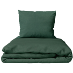 Pellava pussilakanasetti „Linen Dark Green“. Pellava pussilakanasetti, 140x200 cm, 200x200 cm, 200x220 cm, 220x240 cm. Sänky, jossa on tummanvihreä pellavavuodevaate ja kaksi tyynyä vaaleassa sisustuksessa.