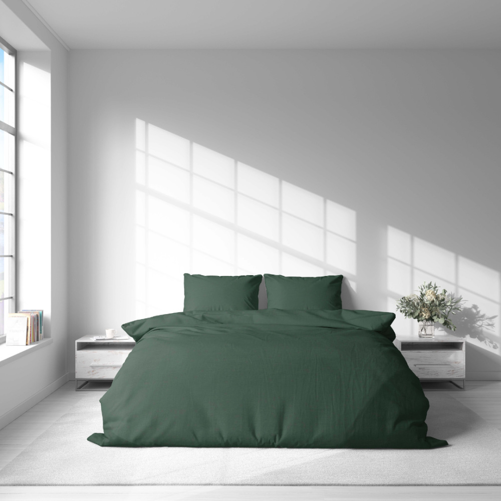 Pellava pussilakanasetti „Linen Dark Green“. Pellava pussilakanasetti, 140x200 cm, 200x200 cm, 200x220 cm, 220x240 cm. Makuuhuoneen näkymä kulmasta: tummanvihreä pellavapeitto ja tyynyt.