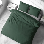 Pellava pussilakanasetti „Linen Dark Green“. Pellava pussilakanasetti, 140x200 cm, 200x200 cm, 200x220 cm, 220x240 cm. Moderni makuuhuone tummanvihreällä pellavaisella vuodevaatteella puhtaan vaalealla taustalla.