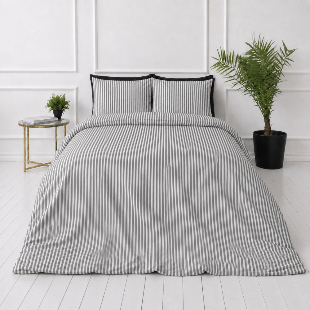 Pellava pussilakanasetti „Linen Grey Stripes“. Pussilakanasetti 150x210, 140x200 cm, 150x210 cm, 160x200 cm, 180x200 cm, 200x200 cm, 200x220 cm, 240x220 cm. Klassinen pussilakanasetti kapealla harmaanvalkoisella raitakuviolla.