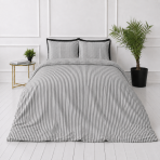 Pellava pussilakanasetti „Linen Grey Stripes“. Pussilakanasetti 150x210, 140x200 cm, 150x210 cm, 160x200 cm, 180x200 cm, 200x200 cm, 200x220 cm, 240x220 cm. Klassinen pussilakanasetti kapealla harmaanvalkoisella raitakuviolla.
