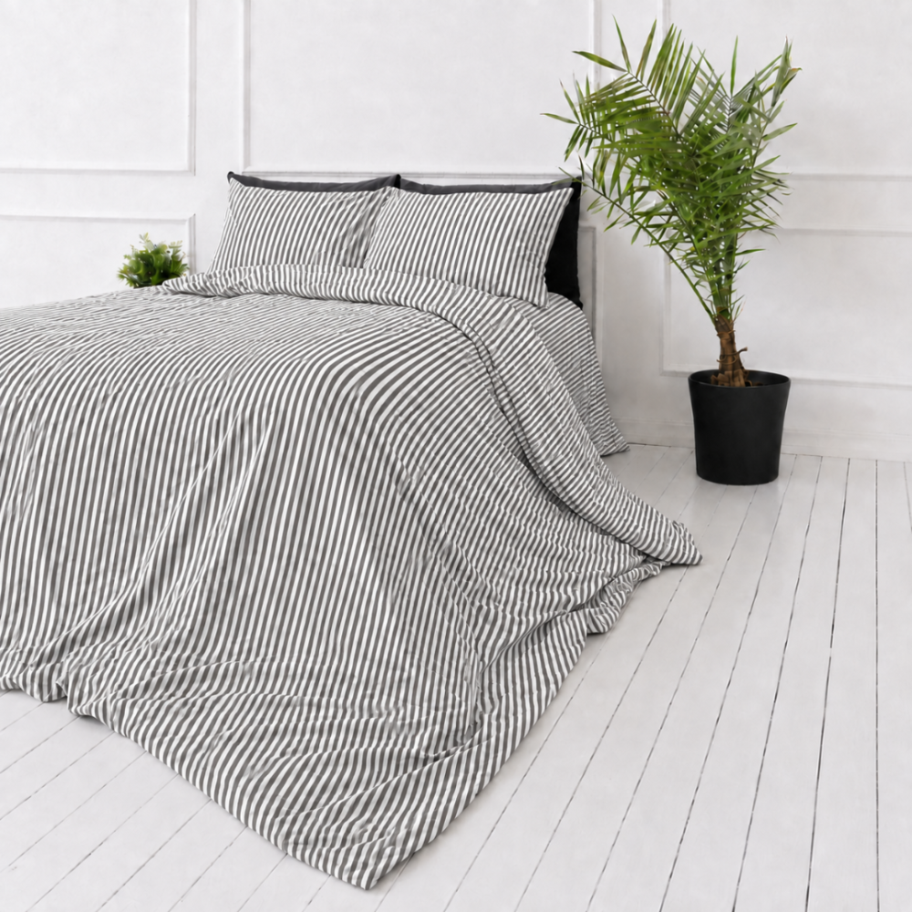 Pellava pussilakanasetti „Linen Grey Stripes“. Pussilakanasetti 150x210, 140x200 cm, 150x210 cm, 160x200 cm, 180x200 cm, 200x200 cm, 200x220 cm, 240x220 cm. Neutraalin harmaa pussilakanasetti kontrastisilla valkoisilla raidoilla.