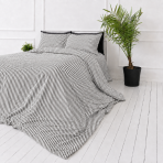 Pellava pussilakanasetti „Linen Grey Stripes“. Pussilakanasetti 150x210, 140x200 cm, 150x210 cm, 160x200 cm, 180x200 cm, 200x200 cm, 200x220 cm, 240x220 cm. Neutraalin harmaa pussilakanasetti kontrastisilla valkoisilla raidoilla.
