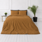 Pellava pussilakanasetti „Linen Mustard“. Pussilakanasetti 150x210, 140x200 cm, 150x210 cm, 160x200 cm, 180x200 cm, 200x200 cm, 200x220 cm, 240x220 cm. Kullanruskea pussilakanasetti pehmeällä teksturoidulla kuviolla. Pellava pussilakanasetti „Linen Mustard“. Pussilakanasetti 150x210, 140x200 cm, 150x210 cm, 160x200 cm, 180x200 cm, 200x200 cm, 200x220 cm, 240x220 cm. Kullanruskea pussilakanasetti pehmeällä teksturoidulla kuviolla.