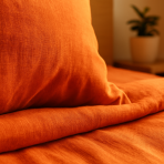 Pellava pussilakanasetti „Linen Orange“. Pellava pussilakanasetti, 140x200 cm, 200x200 cm, 200x220 cm, 220x240 cm. Hieno pellavarakenne kirkkaan oranssissa vuodevaatteessa.