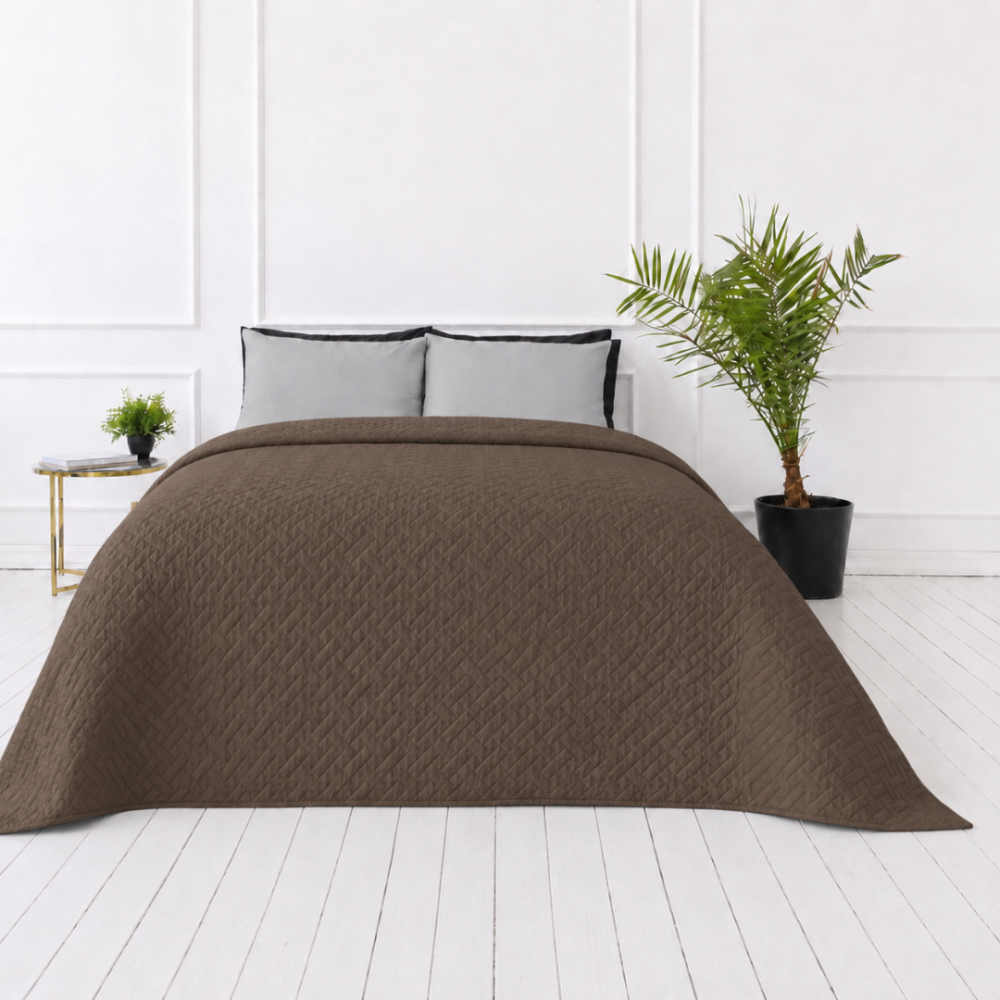 Päiväpeite „Bedspread Brunette. Viltit, 210x240 cm. Suklaanruskea päiväpeite hillityllä geometrisella kohokuviolla