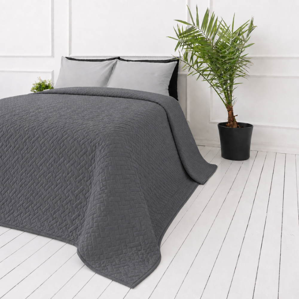 Päiväpeite „Bedspread Graphite”. Viltit, 210x240 cm. Grafiitinharmaa päiväpeite tiheällä toistuvalla punotulla kuviolla Päiväpeite „Bedspread Graphite”. Viltit, 210x240 cm. Grafiitinharmaa päiväpeite tiheällä toistuvalla punotulla kuviolla