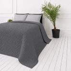 Päiväpeite „Bedspread Graphite”. Viltit, 210x240 cm. Grafiitinharmaa päiväpeite tiheällä toistuvalla punotulla kuviolla Päiväpeite „Bedspread Graphite”. Viltit, 210x240 cm. Grafiitinharmaa päiväpeite tiheällä toistuvalla punotulla kuviolla